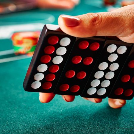 Domino là gì? Luật chơi Domino chuẩn cho người mới